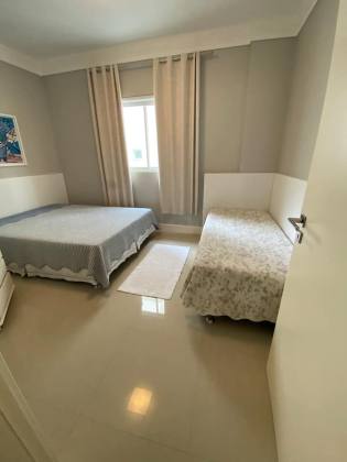 APARTAMENTO QUADRA MAR MOBILIADO COM 03 SUÍTES À VENDA NA MEIA PRAIA