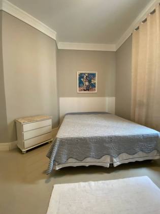 APARTAMENTO QUADRA MAR MOBILIADO COM 03 SUÍTES À VENDA NA MEIA PRAIA