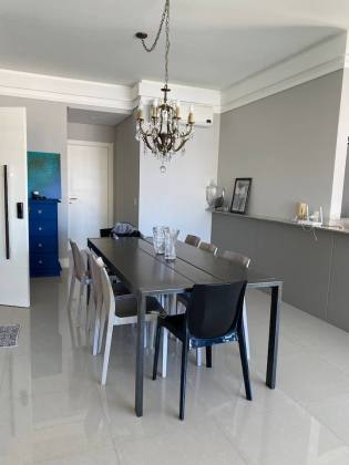 APARTAMENTO QUADRA MAR MOBILIADO COM 03 SUÍTES À VENDA NA MEIA PRAIA