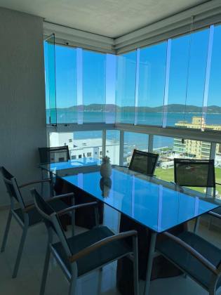 APARTAMENTO QUADRA MAR MOBILIADO COM 03 SUÍTES À VENDA NA MEIA PRAIA