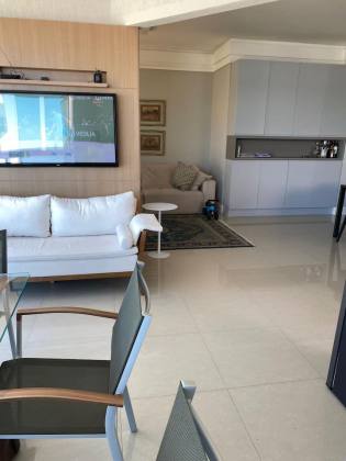 APARTAMENTO QUADRA MAR MOBILIADO COM 03 SUÍTES À VENDA NA MEIA PRAIA