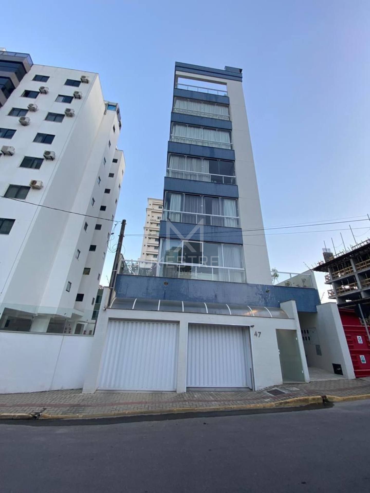 COBERTURA COM VISTA MAR À VENDA NO CENTRO DE ITAPEMA