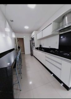 APARTAMENTO QUADRA MAR COM COM 04 SUÍTES À VENDA NA MEIA PRAIA