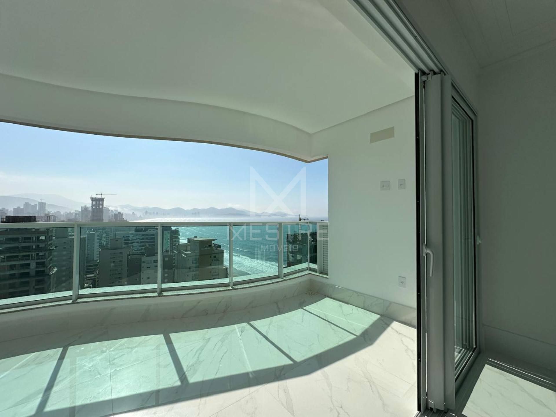 APARTAMENTO ALTO PADRÃO QUADRA MAR COM 04 SUÍTES À VENDA NA MEIA PRAIA