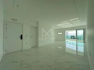 APARTAMENTO ALTO PADRÃO QUADRA MAR COM 04 SUÍTES À VENDA NA MEIA PRAIA