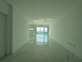 APARTAMENTO ALTO PADRÃO QUADRA MAR COM 04 SUÍTES À VENDA NA MEIA PRAIA