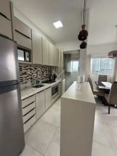 APARTAMENTO MOBILIADO COM  02 SUÍTES À VENDA EM BAL. PEREQUÊ