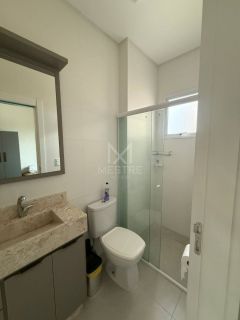 APARTAMENTO MOBILIADO COM  02 SUÍTES À VENDA EM BAL. PEREQUÊ