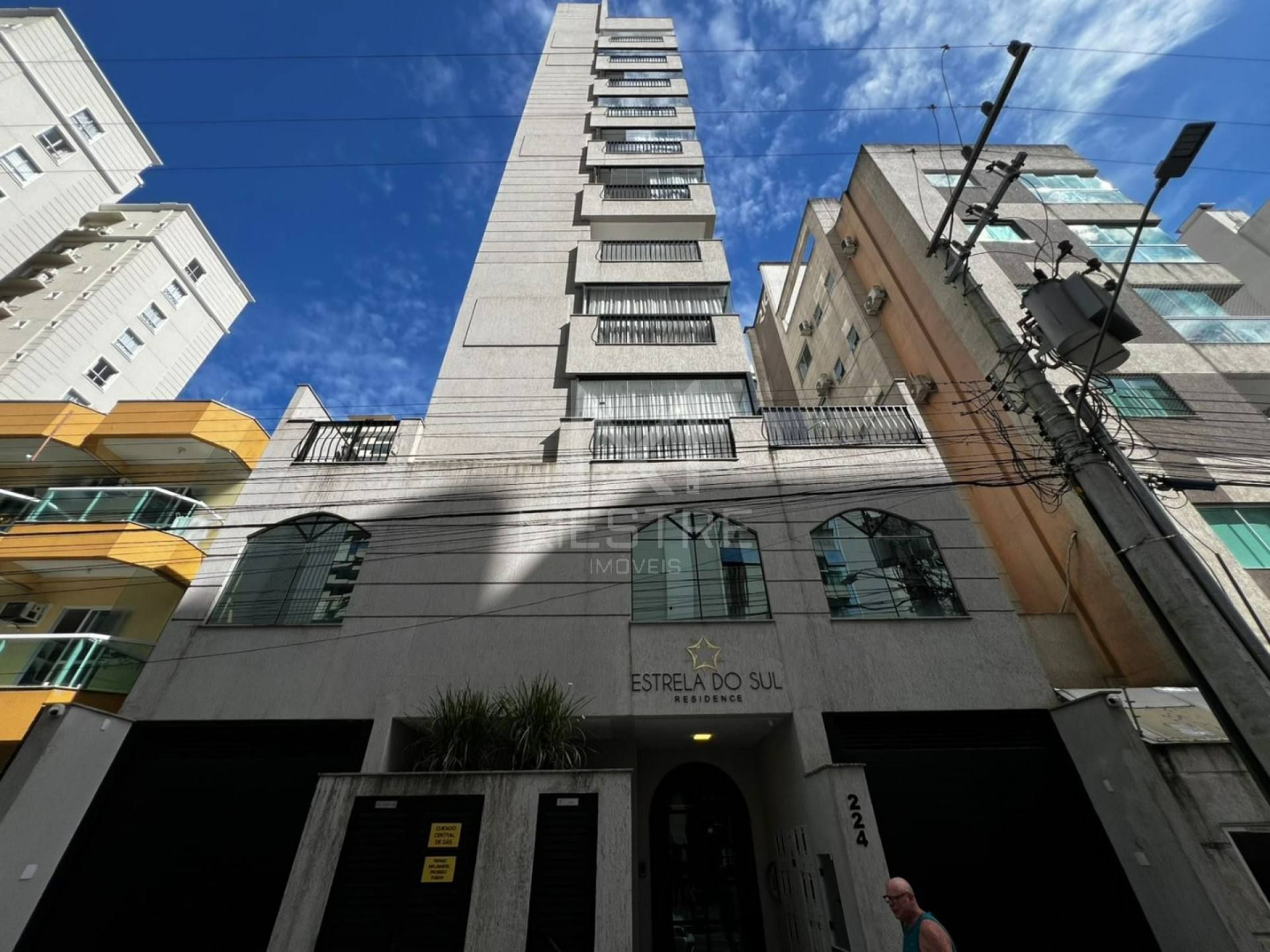 APARTAMENTO MOBILIADO COM 03 SUÍTES Á VENDA NA MEIA PRAIA