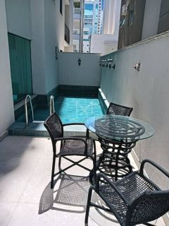 APARTAMENTO MOBILIADO COM 03 SUÍTES Á VENDA NA MEIA PRAIA