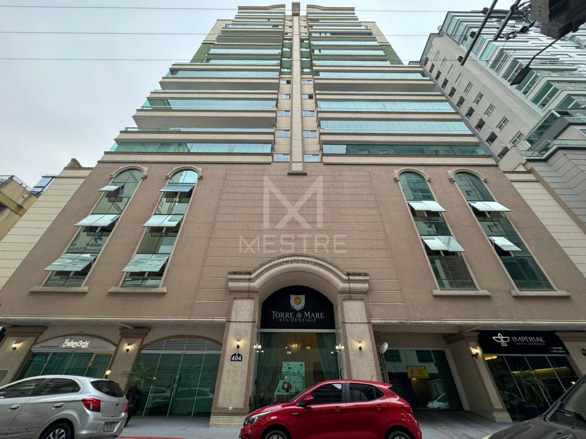 APARTAMENTO AMPLO COM 3 SUÍTES NO CORAÇÃO DA MEIA PRAIA