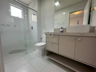 APARTAMENTO AMPLO COM 3 SUÍTES NO CORAÇÃO DA MEIA PRAIA