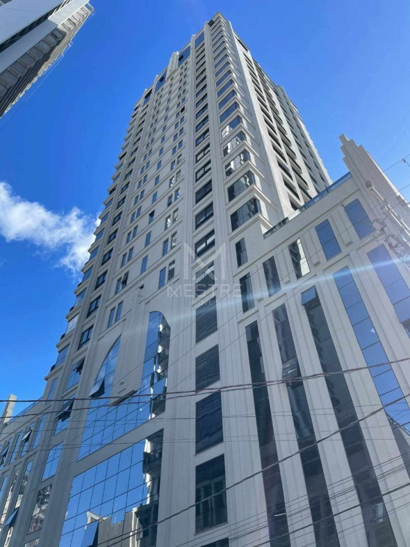 OPORTUNIDADE DE FLAT NA QUADRA DO MAR EM MEIA PRAIA