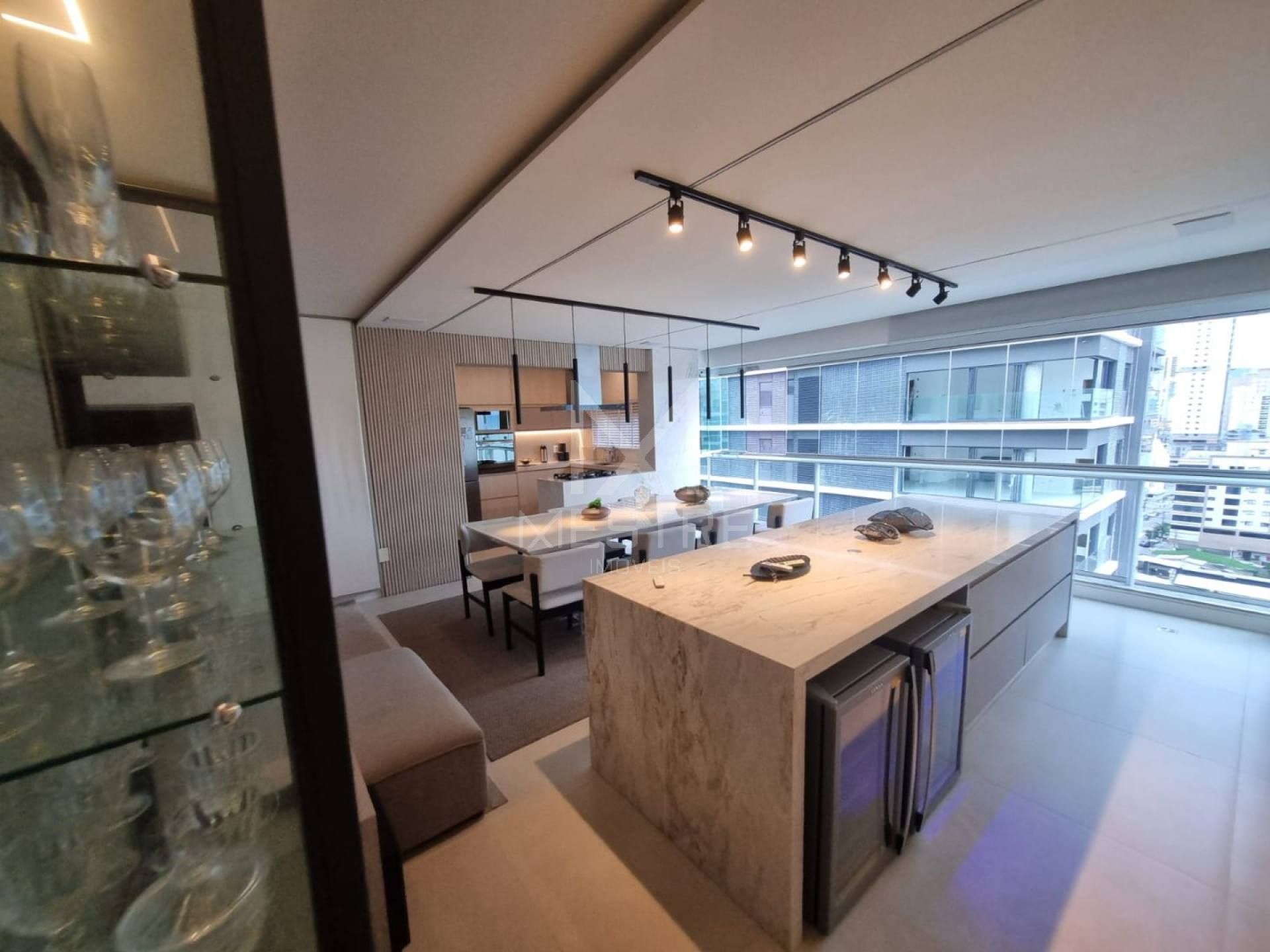 APARTAMENTO FINAMENTE MOBILIADO QUADRA MAR À VENDA NA MEIA PRAIA