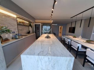 APARTAMENTO FINAMENTE MOBILIADO QUADRA MAR À VENDA NA MEIA PRAIA