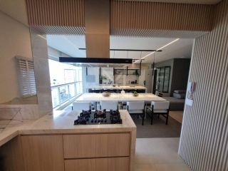 APARTAMENTO FINAMENTE MOBILIADO QUADRA MAR À VENDA NA MEIA PRAIA