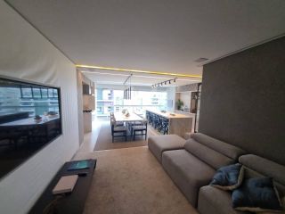 APARTAMENTO FINAMENTE MOBILIADO QUADRA MAR À VENDA NA MEIA PRAIA