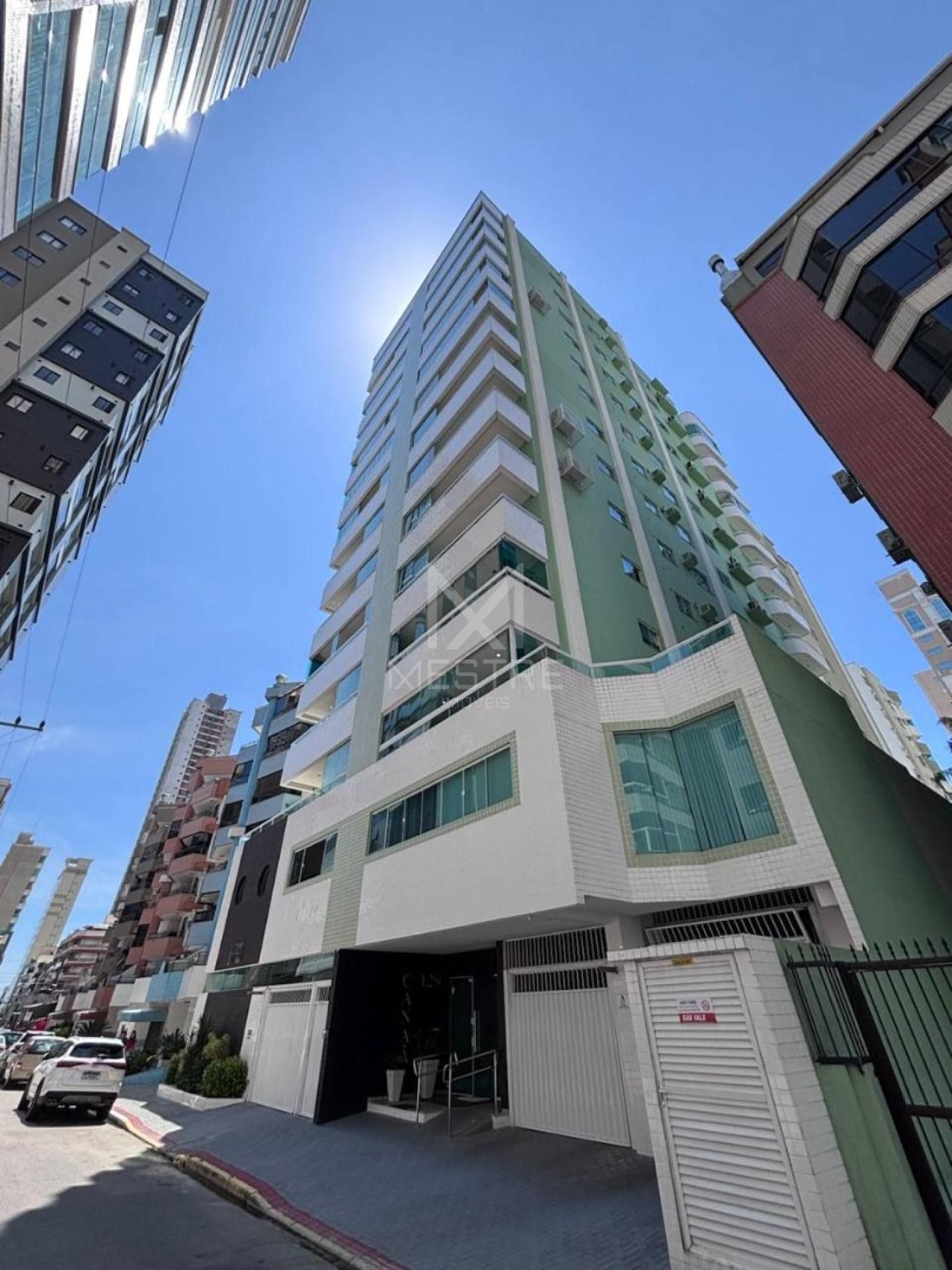 APARTAMENTO DIFERENCIADO COM 03 DORMITÓRIOS + ESCRITÓRIO PARA LOCAÇÃO ANUAL NA MEIA PRAIA