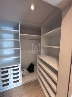 APARTAMENTO DIFERENCIADO COM 03 DORMITÓRIOS + ESCRITÓRIO PARA LOCAÇÃO ANUAL NA MEIA PRAIA