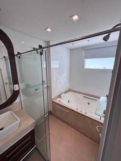 APARTAMENTO DIFERENCIADO COM 03 DORMITÓRIOS + ESCRITÓRIO PARA LOCAÇÃO ANUAL NA MEIA PRAIA