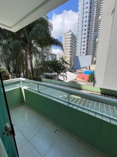 APARTAMENTO DIFERENCIADO COM 03 DORMITÓRIOS + ESCRITÓRIO PARA LOCAÇÃO ANUAL NA MEIA PRAIA