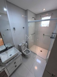 APARTAMENTO DIFERENCIADO COM 03 DORMITÓRIOS + ESCRITÓRIO PARA LOCAÇÃO ANUAL NA MEIA PRAIA