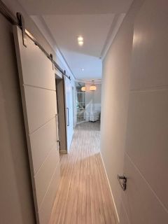 APARTAMENTO DIFERENCIADO COM 03 DORMITÓRIOS + ESCRITÓRIO PARA LOCAÇÃO ANUAL NA MEIA PRAIA