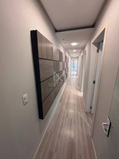 APARTAMENTO DIFERENCIADO COM 03 DORMITÓRIOS + ESCRITÓRIO PARA LOCAÇÃO ANUAL NA MEIA PRAIA