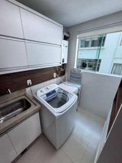 APARTAMENTO DIFERENCIADO COM 03 DORMITÓRIOS + ESCRITÓRIO PARA LOCAÇÃO ANUAL NA MEIA PRAIA