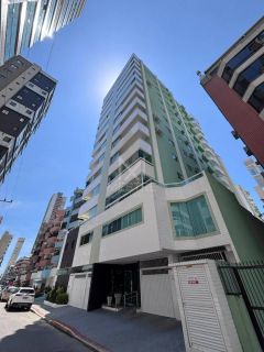 APARTAMENTO DIFERENCIADO COM 03 DORMITÓRIOS + ESCRITÓRIO PARA LOCAÇÃO ANUAL NA MEIA PRAIA