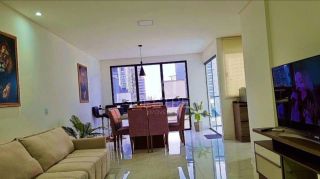 APARTAMENTO COM 03 SUÍTES À VENDA NA MEIA PRAIA