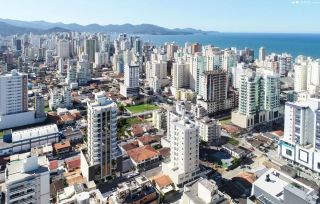 APARTAMENTO COM 03 SUÍTES À VENDA NA MEIA PRAIA