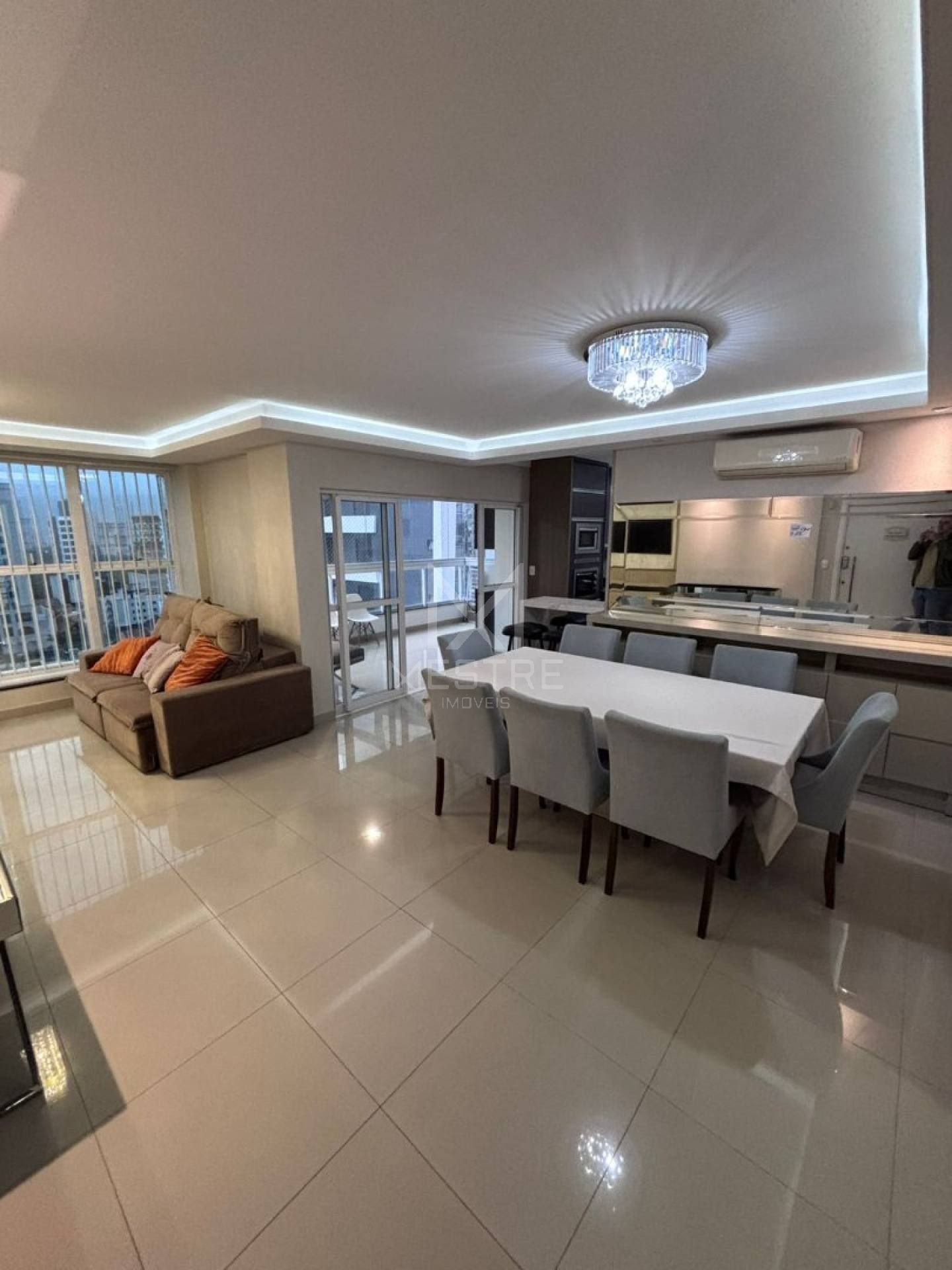 APARTAMENTO 3 SUÍTES ANDAR ALTO PARA LOCAÇÃO ANUAL EM UM HOME CLUB NA MEIA PRAIA