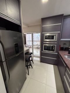 APARTAMENTO 3 SUÍTES ANDAR ALTO PARA LOCAÇÃO ANUAL EM UM HOME CLUB NA MEIA PRAIA