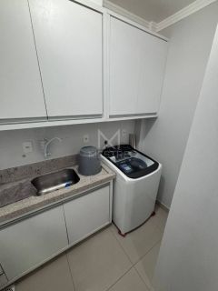 APARTAMENTO 3 SUÍTES ANDAR ALTO PARA LOCAÇÃO ANUAL EM UM HOME CLUB NA MEIA PRAIA