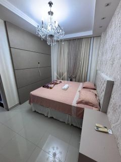 APARTAMENTO 3 SUÍTES ANDAR ALTO PARA LOCAÇÃO ANUAL EM UM HOME CLUB NA MEIA PRAIA