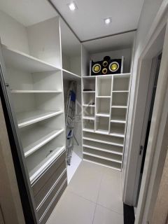 APARTAMENTO 3 SUÍTES ANDAR ALTO PARA LOCAÇÃO ANUAL EM UM HOME CLUB NA MEIA PRAIA