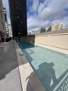 APARTAMENTO ALTO PADRÃO COM 04 SUÍTES PARA LOCAÇÃO NA MEIA PRAIA