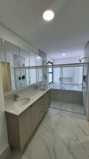 APARTAMENTO ALTO PADRÃO COM 04 SUÍTES PARA LOCAÇÃO NA MEIA PRAIA