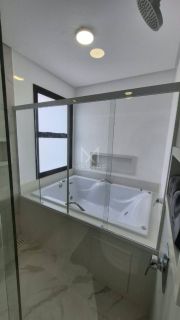 APARTAMENTO ALTO PADRÃO COM 04 SUÍTES PARA LOCAÇÃO NA MEIA PRAIA