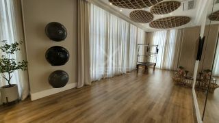 APARTAMENTO ALTO PADRÃO COM 04 SUÍTES PARA LOCAÇÃO NA MEIA PRAIA