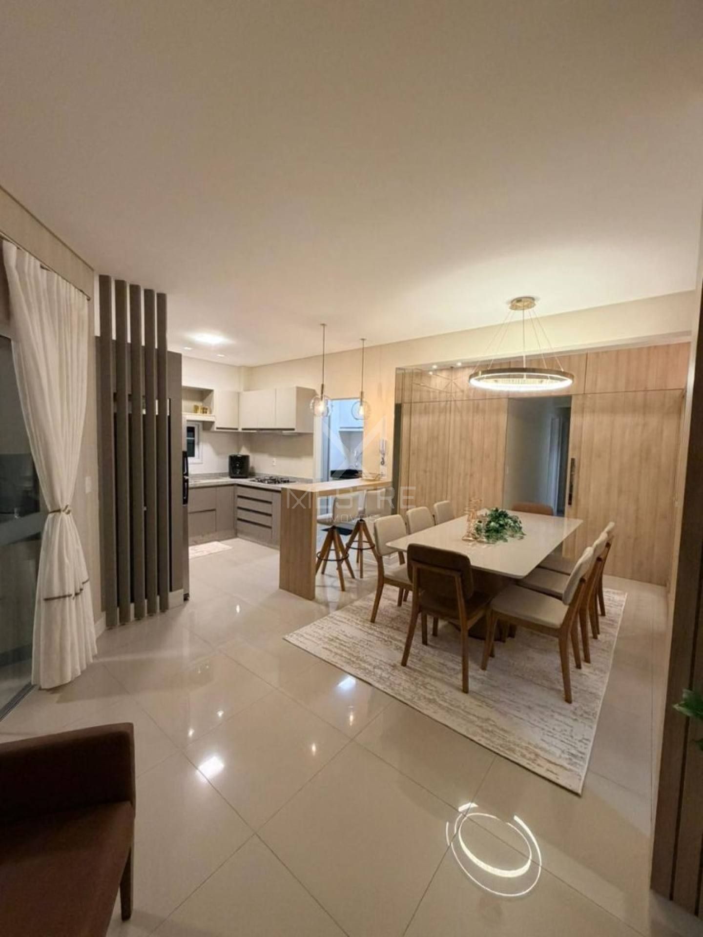 APARTAMENTO FINAMENTE MOBILIADO À VENDA NO CORAÇÃO DA MEIA PRAIA