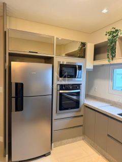 APARTAMENTO FINAMENTE MOBILIADO À VENDA NO CORAÇÃO DA MEIA PRAIA