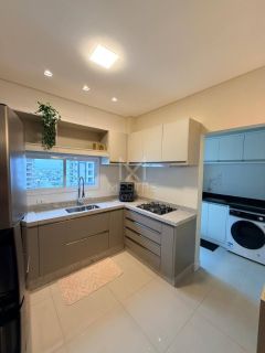 APARTAMENTO FINAMENTE MOBILIADO À VENDA NO CORAÇÃO DA MEIA PRAIA
