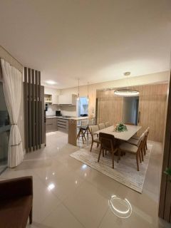 APARTAMENTO FINAMENTE MOBILIADO À VENDA NO CORAÇÃO DA MEIA PRAIA