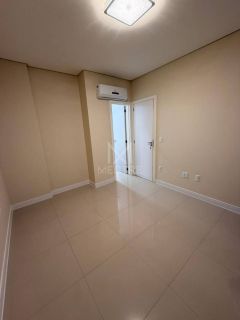 APARTAMENTO FINAMENTE MOBILIADO À VENDA NO CORAÇÃO DA MEIA PRAIA