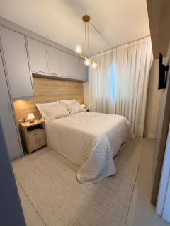 APARTAMENTO FINAMENTE MOBILIADO À VENDA NO CORAÇÃO DA MEIA PRAIA