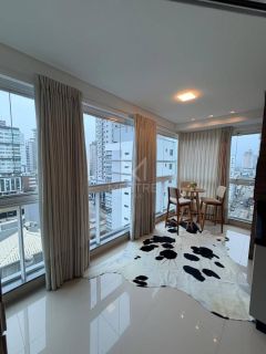 APARTAMENTO FINAMENTE MOBILIADO À VENDA NO CORAÇÃO DA MEIA PRAIA