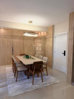 APARTAMENTO FINAMENTE MOBILIADO À VENDA NO CORAÇÃO DA MEIA PRAIA