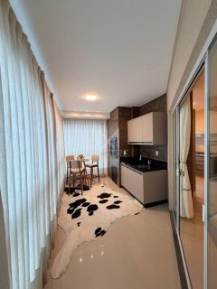 APARTAMENTO FINAMENTE MOBILIADO À VENDA NO CORAÇÃO DA MEIA PRAIA